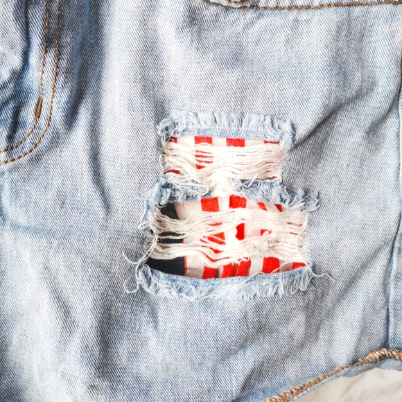 Stylish GUESS Jean shorts - Picture 6 of 6